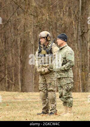 Konteradmiral Frank M. Bradley, Kommandant der U.S. Special Operations Command Central, beobachtet, wie die Green Berets, die der 5th Special Forces Group (Airborne) zugewiesen sind, Soldaten der 101st Airborne Division (Air Assault) bei der Durchführung eines Angriffs während des Partnertrainings am 15. März 2021 in Muscatatuk, Indiana, beraten. Training der Partner Force erhöht die Bereitschaft und den Zusammenhalt der Einheit. Stockfoto