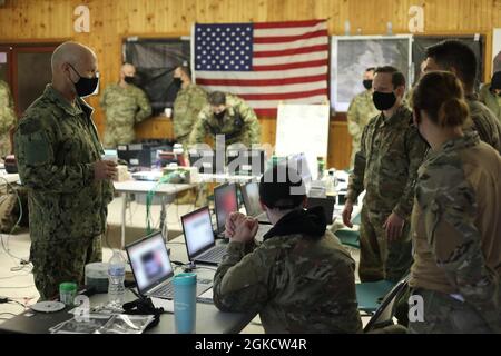 Konteradmiral Frank M. Bradley, Kommandant des U.S. Special Operations Central Command, besucht während einer Trainingsübung am 15. März 2021 in Muscatatuk, Indiana, Dienstmitglieder der U.S. Special Operations Forces. Der Besuch würdigt die Fähigkeit der Einheit, Special Operations-Missionen zu planen und zu Schulen. Stockfoto