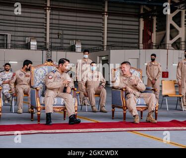 Brig. General (Pilot) Meshaal Al-Nasr, Kommandant der katarischen Emiri Air Force Airlift Group, trinkt Tee an der Seite von Brig. General Dan Tulley, Kommandeur des 379. Luftwaffenflügels, während eines Katar-USA Air Force Friendship Event auf dem Al Udeid Airbase, 9. März 2021. Die Veranstaltung bot den Mitgliedern des 379. Expeditionary Aeromedical Evacuation Squadron die Gelegenheit, zu zeigen, wie das negativ druckbeaufschlagte Conex es dem Pflegepersonal ermöglicht, infektiöse Patienten in einer sicheren und geschlossenen Umgebung zu transportieren und zu behandeln. Die Qatari Emiri Air Force und das Central Command der US Air Forces engagieren sich für eine dauerhafte Region Stockfoto