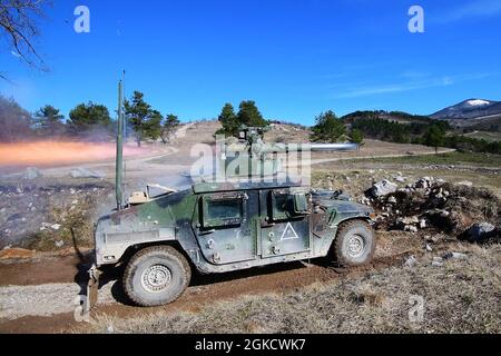 Fallschirmjäger der US-Armee, der der Dog Company, dem 1. Bataillon, dem 503. Infanterie-Regiment, der 173. Luftbrigade zugewiesen wurde, feuert einen mit einem Rohr gestarteten Optisch getracktes, drahtgesteuertes (TOW-)Raketensystem aus einem Humvee im Rahmen der Übung Eagle Sokol 21 auf der Pocek Range in Postonja, Slowenien, 16. März 2021 unter Covid-19-Präventionsbedingungen. Übung Eagle Sokol ist eine bilaterale Trainingsübung mit den slowenischen Streitkräften, die sich auf den schnellen Einsatz und die Zusammenlegung von Streitkräften und den Zusammenhalt der Teams mit Waffensysteme, Taktiken und Verfahren konzentriert. Übungen wie diese bilden die Grundlage für Teamarbeit und Bereitschaft Stockfoto