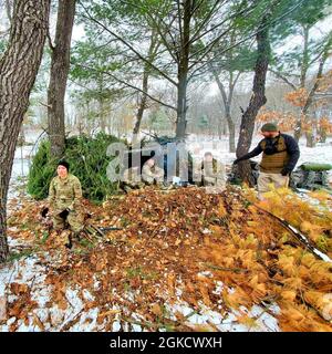 Kursteilnehmer der Kurs-21-05 für Kaltwettereinsätze führen Feldtraining mit improvisierten Unterkünften durch 16. März 2021, in einem Trainingsbereich in Fort McCoy, Wis. die CWOC-Studenten werden in einer Vielzahl von Themen für kaltes Wetter geschult, darunter Schneeschuhtraining und Skifahren sowie die Verwendung von ahkio-Schlitten und anderen Geräten. Die Ausbildung konzentriert sich auch auf Gelände- und Wetteranalysen, Risikomanagement, Kaltwetterkleidung, die Entwicklung von Winterkampfpositionen im Feld, Tarnung und Verheimlichung sowie zahlreiche andere Bereiche, die wichtig sind, um in einer kalten Umgebung zu überleben und zu arbeiten. Stockfoto
