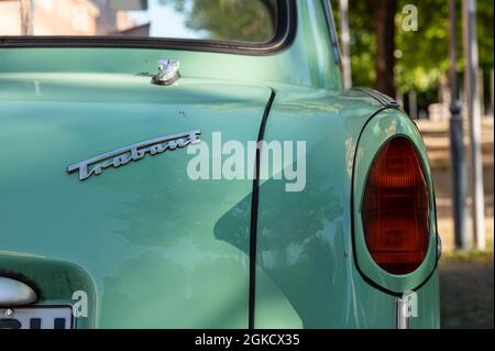 Wunderschön restaurierter alter grüner Trabant 500 von hinten rechts Stockfoto