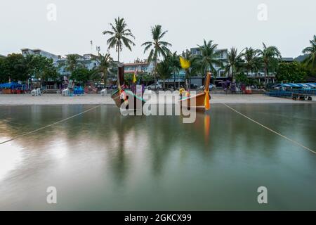 Langzeitbelichtung von Langschwanz-Booten, die am Patong Beach in Phuket festgemacht sind Stockfoto