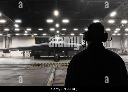 U.S. Air Force Airman 1st Class Byron Humphrey, Leiter der 509. Aircraft Maintenance Squadron Crew, posiert vor einem B-2 Spirit vor einem Start zur Unterstützung einer Bomber-Task Force-Mission auf der Whiteman Air Force Base Missouri, 16. März 2021. Bomber Task Force Missionen verbessern die Einsatzbereitschaft und das Training der US Air Force Global Strike Command, die notwendig sind, um auf jede mögliche Krise oder Herausforderung weltweit zu reagieren. Stockfoto