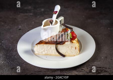 Käse Erdbeeren Käsekuchen mit auf einem weißen Teller Stockfoto