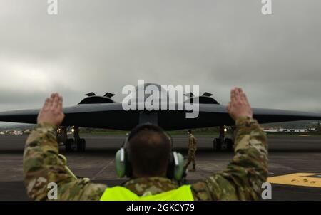 Crewchefs, die dem 393. Expeditionary Bomb Squadron marshall zugewiesen wurden und einen B-2 Spirit Stealth-Bomber auf dem Lajes Field, Azoren, sichern, 16. März 2021. Drei B-2, die der Whiteman Air Force Base in Missouri zugewiesen wurden, kamen in Lajes an, um vor der Unterstützung mehrerer Bomber-Task-Force-Missionen im hohen Norden eine stabile Region zu schaffen, in der Verbündete und Partner kooperativ zusammenarbeiten können, um Herausforderungen anzugehen. Stockfoto