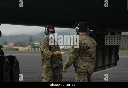 Crewchefs, die dem 393. Expeditionary Bomb Squadron marshall zugewiesen wurden und einen B-2 Spirit Stealth-Bomber auf dem Lajes Field, Azoren, sichern, 16. März 2021. Drei B-2, die der Whiteman Air Force Base in Missouri zugewiesen wurden, kamen in Lajes an, um vor der Unterstützung mehrerer Bomber-Task-Force-Missionen im hohen Norden eine stabile Region zu schaffen, in der Verbündete und Partner kooperativ zusammenarbeiten können, um Herausforderungen anzugehen. Stockfoto