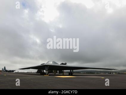 Crewchefs, die dem 393. Expeditionary Bomb Squadron marshall zugewiesen wurden und einen B-2 Spirit Stealth-Bomber auf dem Lajes Field, Azoren, sichern, 16. März 2021. Drei B-2, die der Whiteman Air Force Base in Missouri zugewiesen wurden, kamen in Lajes an, um vor der Unterstützung mehrerer Bomber-Task-Force-Missionen im hohen Norden eine stabile Region zu schaffen, in der Verbündete und Partner kooperativ zusammenarbeiten können, um Herausforderungen anzugehen. Stockfoto