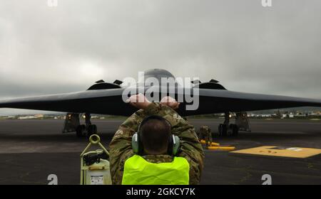 Crewchefs, die dem 393. Expeditionary Bomb Squadron marshall zugewiesen wurden und einen B-2 Spirit Stealth-Bomber auf dem Lajes Field, Azoren, sichern, 16. März 2021. Drei B-2, die der Whiteman Air Force Base in Missouri zugewiesen wurden, kamen in Lajes an, um vor der Unterstützung mehrerer Bomber-Task-Force-Missionen im hohen Norden eine stabile Region zu schaffen, in der Verbündete und Partner kooperativ zusammenarbeiten können, um Herausforderungen anzugehen. Stockfoto