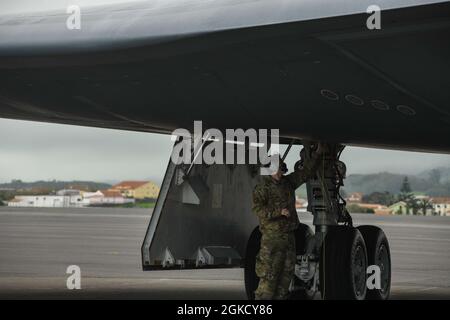 Crewchefs, die dem 393. Expeditionary Bomb Squadron marshall zugewiesen wurden und einen B-2 Spirit Stealth-Bomber auf dem Lajes Field, Azoren, sichern, 16. März 2021. Drei B-2, die der Whiteman Air Force Base in Missouri zugewiesen wurden, kamen in Lajes an, um vor der Unterstützung mehrerer Bomber-Task-Force-Missionen im hohen Norden eine stabile Region zu schaffen, in der Verbündete und Partner kooperativ zusammenarbeiten können, um Herausforderungen anzugehen. Stockfoto