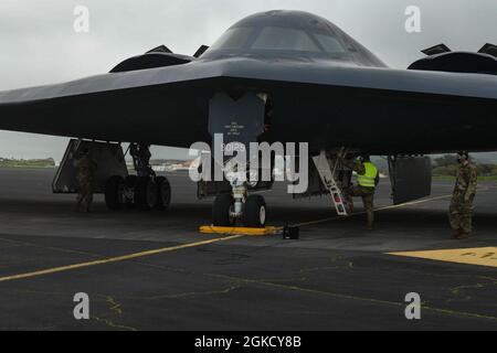 Crewchefs, die dem 393. Expeditionary Bomb Squadron marshall zugewiesen wurden und einen B-2 Spirit Stealth-Bomber auf dem Lajes Field, Azoren, sichern, 16. März 2021. Drei B-2, die der Whiteman Air Force Base in Missouri zugewiesen wurden, kamen in Lajes an, um vor der Unterstützung mehrerer Bomber-Task-Force-Missionen im hohen Norden eine stabile Region zu schaffen, in der Verbündete und Partner kooperativ zusammenarbeiten können, um Herausforderungen anzugehen. Stockfoto