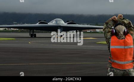 Die dem 393. Expeditionary Bomb Squadron zugewiesenen Besatzungschefs bereiten einen B-2 Spirit Tarnbomber für den Start vor, am Lajes Field, Azoren, 16. März 2021. Drei B-2, die der Whiteman Air Force Base, Missouri, zugewiesen wurden, kamen in Lajes an, um vor der Unterstützung mehrerer Bomber-Task Force-Missionen im hohen Norden Brennstoff zu tanken. In regelmäßigen Abständen werden strategische Bombermissionen durchgeführt, um die notwendige Bereitschaft zur Reaktion auf Herausforderungen in Abstimmung mit Partnern und verbündeten Nationen auf der ganzen Welt zu verbessern. Mitglieder des U.S. European Command trainieren, kämpfen und leben regelmäßig mit Verbündeten und Partnern Stockfoto