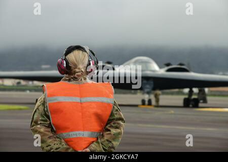 Die dem 393. Expeditionary Bomb Squadron zugewiesenen Besatzungschefs bereiten einen B-2 Spirit Tarnbomber für den Start vor, am Lajes Field, Azoren, 16. März 2021. Drei B-2, die der Whiteman Air Force Base, Missouri, zugewiesen wurden, kamen in Lajes an, um vor der Unterstützung mehrerer Bomber-Task Force-Missionen im hohen Norden Brennstoff zu tanken. In regelmäßigen Abständen werden strategische Bombermissionen durchgeführt, um die notwendige Bereitschaft zur Reaktion auf Herausforderungen in Abstimmung mit Partnern und verbündeten Nationen auf der ganzen Welt zu verbessern. Mitglieder des U.S. European Command trainieren, kämpfen und leben regelmäßig mit Verbündeten und Partnern Stockfoto