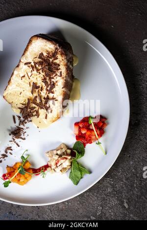 Honigkuchen mit Schokoladenstückchen und Beeren Draufsicht. Stockfoto