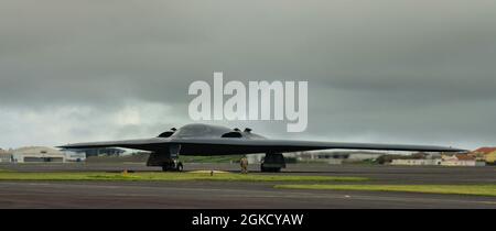 Die dem 393. Expeditionary Bomb Squadron zugewiesenen Besatzungschefs bereiten einen B-2 Spirit Tarnbomber für den Start vor, am Lajes Field, Azoren, 16. März 2021. Drei B-2, die der Whiteman Air Force Base, Missouri, zugewiesen wurden, kamen in Lajes an, um vor der Unterstützung mehrerer Bomber-Task Force-Missionen im hohen Norden Brennstoff zu tanken. In regelmäßigen Abständen werden strategische Bombermissionen durchgeführt, um die notwendige Bereitschaft zur Reaktion auf Herausforderungen in Abstimmung mit Partnern und verbündeten Nationen auf der ganzen Welt zu verbessern. Mitglieder des U.S. European Command trainieren, kämpfen und leben regelmäßig mit Verbündeten und Partnern Stockfoto