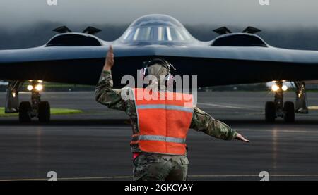 Die dem 393. Expeditionary Bomb Squadron zugewiesenen Besatzungschefs bereiten einen B-2 Spirit Tarnbomber für den Start vor, am Lajes Field, Azoren, 16. März 2021. Drei B-2, die der Whiteman Air Force Base, Missouri, zugewiesen wurden, kamen in Lajes an, um vor der Unterstützung mehrerer Bomber-Task Force-Missionen im hohen Norden Brennstoff zu tanken. In regelmäßigen Abständen werden strategische Bombermissionen durchgeführt, um die notwendige Bereitschaft zur Reaktion auf Herausforderungen in Abstimmung mit Partnern und verbündeten Nationen auf der ganzen Welt zu verbessern. Mitglieder des U.S. European Command trainieren, kämpfen und leben regelmäßig mit Verbündeten und Partnern Stockfoto