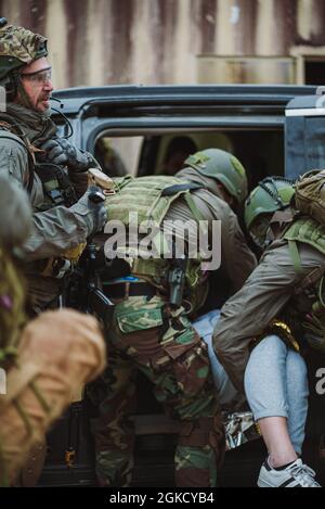 Dutch Marines mit 32. Raiding Squadron bieten simulierte medizinische Hilfe während der Übung Caribbean Urban Warrior auf Camp Lejeune, N.C., 16. März 2021. Bei der Übung handelt es sich um eine Weiterentwicklung der bilateralen Ausbildung, die darauf ausgelegt ist, die globale Interoperabilität zwischen 2d-Aufklärungsbataillon, 2d Marine Division und 32. Raiding Squadron, Netherlands Marine Corps, zu verbessern. Stockfoto