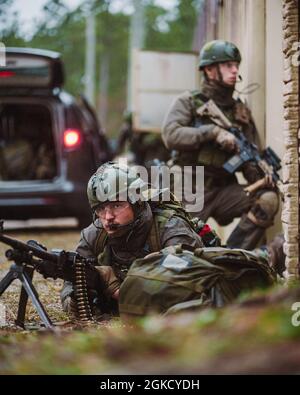 Holländische Marines mit 32. Raiding Squadron sorgen während der Übung Caribbean Urban Warrior auf Camp Lejeune, N.C., 16. März 2021 für Sicherheit. Bei der Übung handelt es sich um eine Weiterentwicklung der bilateralen Ausbildung, die darauf ausgelegt ist, die globale Interoperabilität zwischen 2d-Aufklärungsbataillon, 2d Marine Division und 32. Raiding Squadron, Netherlands Marine Corps, zu verbessern. Stockfoto