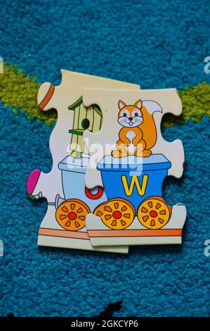 POZNAN, POLEN - 24. Jul 2017: Der Zug-Puzzleteil mit Buchstabe w und Eichhörnchen. Stockfoto