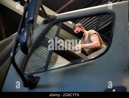 U.S. Air Force Airman 1st Class Austin Waller, 92nd Logistic Readiness Squadron Vehicle Maintenance Technician, führt Routinewartung an einem Enteisungsfahrzeug auf der Fairchild Air Force Base, Washington, 16. März 2021 durch. Der 92. LRS Vehicle Management Flight ist für die Instandhaltung und Wartung fast aller Fahrzeugflotte der Fairchild AFB verantwortlich. Stockfoto