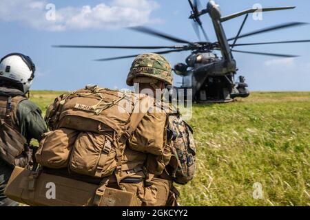 US-Marineinfanteristen mit 3d-Bataillon, 8th Marine Regiment, 3d Marine Division, laden während der Castaway 21.1 einen CH-53E Super Hengst mit 1. Marine Aircraft Wing auf IE Shima, Okinawa, Japan, 16. März 2021. Die Übung zeigte, dass das Marine Corps in der Lage ist, sich in die gemeinsame Truppe zu integrieren, um wichtiges maritimes Gelände zu erobern und zu verteidigen, eine Unterzeichnungs-Nachhaltigkeit zu gewährleisten und Langstreckenfeuern zur Unterstützung von Marineinteroperationen von einem Expeditions-Stützpunkt aus auszuführen. Stockfoto