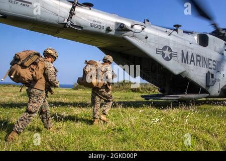 US-Marineinfanteristen mit 3d-Bataillon, 8th Marine Regiment, 3d Marine Division, laden während der Castaway 21.1 einen CH-53E Super Hengst mit 1. Marine Aircraft Wing auf IE Shima, Okinawa, Japan, 16. März 2021. Die Übung zeigte, dass das Marine Corps in der Lage ist, sich in die gemeinsame Truppe zu integrieren, um wichtiges maritimes Gelände zu erobern und zu verteidigen, eine Unterzeichnungs-Nachhaltigkeit zu gewährleisten und Langstreckenfeuern zur Unterstützung von Marineinteroperationen von einem Expeditions-Stützpunkt aus auszuführen. Stockfoto