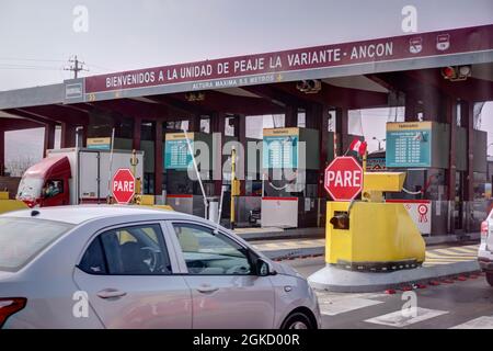 Lima, Peru - 27. Juli 2021: Mautstelle, die Lima auf der pan-amerikanischen Autobahn in Richtung Norden verlässt Stockfoto