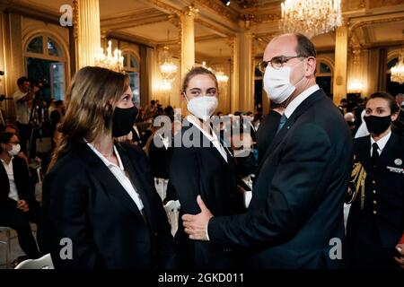 Paris, Frankreich, 13. September 2021. Der französische Premierminister Jean Castex, rechts, verleiht der Rudersportlerin Claire Bove am Montag, den 13. September 2021, bei einer Zeremonie zu Ehren der französischen Medaillengewinnerinnen der olympischen und paralympischen Spiele im Elysée-Palast in Paris den Titel eines Offiziers im Nationalen Verdienstorden. Foto von Thibault Camus/Pool/ABACAPRESS.COM Stockfoto