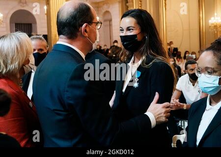 Paris, Frankreich, 13. September 2021. Der französische Premierminister Jean Castex, links, verleiht am Montag, den 13. September 2021, im Elysee-Palast in Paris den Titel eines Offiziers im Nationalen Verdienstorden an die Schwerathletin Sara Balzer, während einer Zeremonie zu Ehren der französischen Medaillengewinnerinnen der olympischen und paralympischen Spiele. Foto von Thibault Camus/Pool/ABACAPRESS.COM Stockfoto