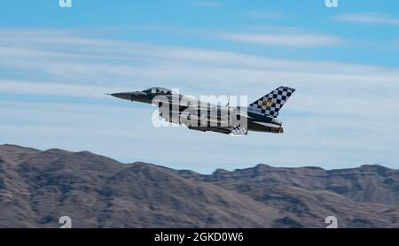 Ein F-16 CM Falcon-Kampfjet, der dem 20. Kampfflügel der Shaw Air Force Base, South Carolina, zugewiesen wurde, hebt am 16. März 2021 zu einer Mission mit der Roten Flagge 21-2 auf der Nellis AFB, Nevada, ab. Red Flag findet über dem Nevada Test and Training Range statt und bietet dem Kriegsjäger einen flexiblen, realistischen und multidimensionalen Kampfraum, um eine erweiterte Ausbildung der US-Militärdienste und Koalitionstruppen durchzuführen. Stockfoto