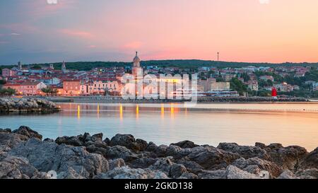 Stadt Krk, Kroatien. Panorama-Stadtbild von Krk, Kroatien das Hotel liegt auf der Insel Krk mit der Kathedrale von Krk bei Sonnenaufgang im Sommer. Stockfoto