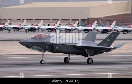 Ein F-35A Lightning II-Kampfjet, der dem 6. Waffenteam zugewiesen wurde, landet nach einer Trainingsmission auf dem Luftwaffenstützpunkt Nellis, Nevada, am 16. März 2021. Die US Air Force Weapons School bietet zahlreiche Einheiten akademische und beratende Unterstützung und verbessert jedes Jahr die Ausbildung von Luftwaffen der Luftwaffe, des Verteidigungsministeriums und der alliierten Dienste der USA. Stockfoto