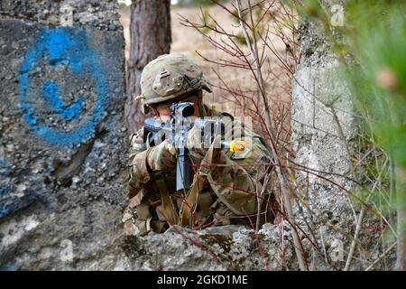 Ein Fallschirmjäger der US-Armee, der der Dog Company, dem 1. Bataillon, dem 503. Infanterie-Regiment, der 173. Luftbrigade, zugewiesen wurde, reagiert auf einen simulierten Angriff während der Übung Eagle Sokol 21 auf dem Pocek-Gebirge in Postonja, Slowenien, 17. März 2021 unter Covid-19-Präventionsbedingungen. Übung Eagle Sokol ist eine bilaterale Trainingsübung mit den slowenischen Streitkräften, die sich auf den schnellen Einsatz und die Zusammenlegung von Streitkräften und den Zusammenhalt der Teams mit Waffensysteme, Taktiken und Verfahren konzentriert. Übungen wie diese bilden die Grundlage für Teamarbeit und Bereitschaft zwischen den NATO-Verbündeten. Die 173. Airborne Brigade ist die US-amerikanische Ar Stockfoto