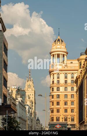 Fassaden und ein Himmel mit schönen Wolken auf der Plaza de Callao in Madrid, neben der Hauptstraße Stockfoto