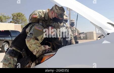 Soldaten, die der 233. Military Police Company, Illinois National Guard, zugewiesen wurden, führen vorbeugende Wartungskontrollen und -Dienste vor der Patrouille während einer Situationsübung der Militärpolizei auf dem McGregor Range Complex, N.M., 17. März 2021. Mithilfe von realen Szenarien wurden die Soldaten geschult, den Fokus zu behalten und sich ihrer Umgebung bewusst zu bleiben, um die Sicherheit sowohl für Militärangehörige als auch für andere vor Ort zu erhöhen. 5th AR BDE bietet weiterhin robuste, realistische und relevante Schulungen auf der Grundlage der aktuellsten Taktiken, Techniken und Verfahren zur Vorbereitung der Einheiten für den Einsatz auf dem Stockfoto