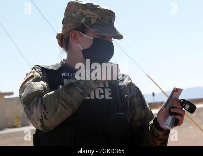 Ein Soldat, der der 233. Military Police Company, Illinois National Guard, zugewiesen wurde, ruft während einer Situationsübung der Militärpolizei auf dem McGregor Range Complex, N.M., 17. März 2021, zu einem Funkgerät auf. Mithilfe von realen Szenarien wurden die Soldaten geschult, den Fokus zu behalten und sich ihrer Umgebung bewusst zu bleiben, um die Sicherheit sowohl für Militärangehörige als auch für andere vor Ort zu erhöhen. 5th AR BDE bietet weiterhin robuste, realistische und relevante Schulungen auf der Grundlage der aktuellsten Taktiken, Techniken und Verfahren, um die Einheiten für den Einsatz an ihren jeweiligen Standorten vorzubereiten. Stockfoto