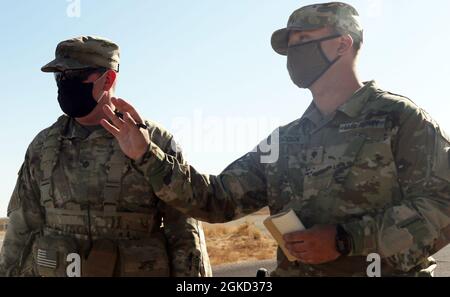 Ein Soldat, der der 233. Military Police Company, Illinois National Guard, zugewiesen wurde, erklärt seine Pläne für eine Patrouille während einer Situationsübung der Militärpolizei auf dem McGregor Range Complex, N.M., 17. März 2021. Mithilfe von realen Szenarien wurden die Soldaten geschult, den Fokus zu behalten und sich ihrer Umgebung bewusst zu bleiben, um die Sicherheit sowohl für Militärangehörige als auch für andere vor Ort zu erhöhen. 5th AR BDE bietet weiterhin robuste, realistische und relevante Schulungen auf der Grundlage der aktuellsten Taktiken, Techniken und Verfahren, um die Einheiten für den Einsatz an ihren jeweiligen Standorten vorzubereiten. Stockfoto