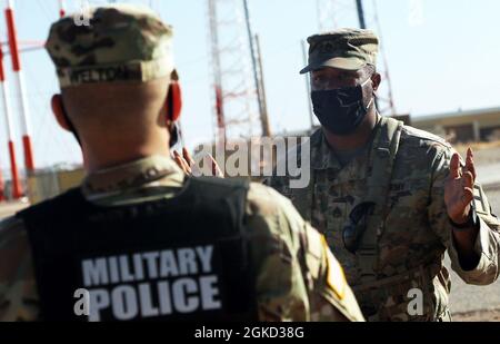 Personal Sgt. Jeremiah Hunter, ein Beobachter, Trainer/Trainer des Task Force Raider, 5th Armored Brigade, First Army Division West, gibt einem Soldaten, der der 233rd Military Police Company, Illinois National Guard, zugewiesen wurde, während einer Situationsübung der Militärpolizei auf dem McGregor Range Complex, N.M., 17. März 2021 Feedback. Mithilfe von realen Szenarien wurden die Soldaten geschult, den Fokus zu behalten und sich ihrer Umgebung bewusst zu bleiben, um die Sicherheit sowohl für Militärangehörige als auch für andere vor Ort zu erhöhen. 5th AR BDE bietet weiterhin ein hartes, realistisches und relevantes Training basierend auf Th Stockfoto