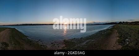 Luftpanorama eines Sonnenuntergangs über dem Fluss Deben in Suffolk in Großbritannien Stockfoto