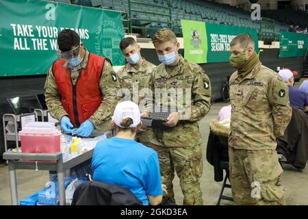 Soldaten der US-Armee, die der 101. Airborne Division und der Ohio National Guard zugewiesen sind, bereiten sich auf die Verabreichung des COVID-19-Impfstoffs im Wolstein Community Impfzentrum in Cleveland am 18. März 2021 vor. Der Cleveland CVC wurde für einen reibungslosen Betriebsablauf und eine bessere Erfahrung für die Gemeindemitglieder von Cleveland entwickelt. Das U.S. Northern Command setzt sich über die U.S. Army North weiterhin dafür ein, die FEMA im Rahmen der Reaktion der gesamten Regierung auf COVID-19 weiterhin flexibel durch das Verteidigungsministerium zu unterstützen. Stockfoto