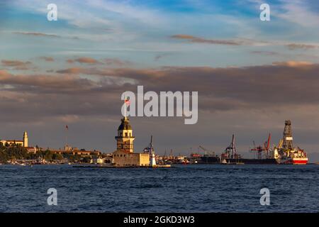 Maiden's Tower oder kiz Kulesi in der Mitte des Bosporus. Istanbul, Türkei. Stockfoto