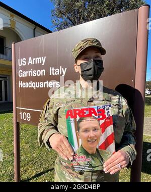 Die US Army Garrison Italy Executive Officer Maj. Leslie A. Shipp erscheint in der Titelausgabe des italienischen Monatsmagazins AREA3 vom Februar 2021. Das Magazin schrieb eine Geschichte über Frauen im Militär und zwei Soldaten der US-Armee aus der Militärgemeinschaft von Vicenza, die mit ihren Erfahrungen im Geiste der Integration und Partnerschaft mit italienischen Dienstmitgliedern beigetragen haben. Stockfoto