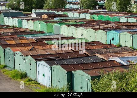 Murmansk, Russland - 5. Juli 2020: Blick auf typisch russische grüne Parkhäuser am Sommertag Stockfoto