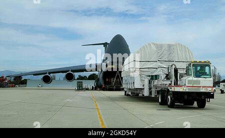 Eine C-5M Super Galaxy-Crew des 60th Air Mobility Wing, Travis Air Force Base, Kalifornien, bereitet sich darauf vor, den SBIRS GEO 5-Satelliten im Frachtraum des Flugzeugs auf dem Moffett Airfield, Kalifornien, am 17. März 2021 zu laden. Der Satellit reiste durch das Land, von der Satellitenintegrationseinrichtung des Lockheed Martin Space Systems Center in Sunnyvale, Kalifornien, bis zur Verarbeitungsanlage der Cape Canaveral Space Force Station, Florida Stockfoto