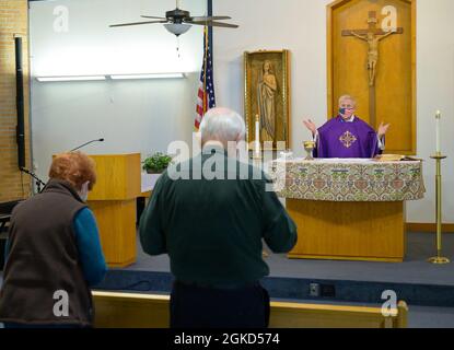 Der Pfarrer Don Moss, ein ziviler Kaplan des 88. Luftwaffenstützpunktes, führt am 17. März 2021 an Wochentagen eine römisch-katholische Messe in der Wright-Patterson Air Force Base, Ohio, Area B Chapel durch. Stockfoto