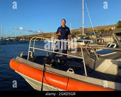 BMCS Malia Chasteen steht an Bord von 45' Response Boat-Medium, nachdem sie die morgendlichen Bootsprüfungen an Station Maui durchgeführt haben Stockfoto