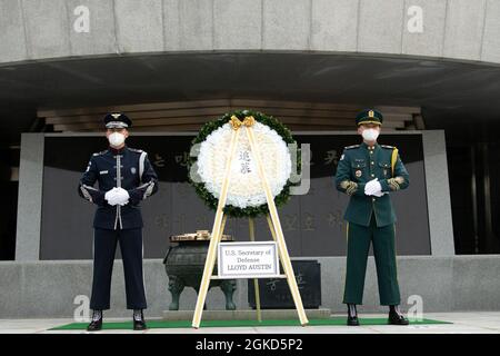 Südkoreanische Militärmitglieder stehen neben dem Kranz für Verteidigungsminister Lloyd J. Austin III auf dem Seoul National Cemetery, Seoul, Südkorea, 18. März 2021. Stockfoto