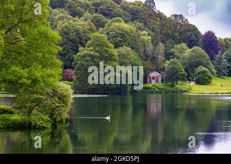 Der Tempel der Flora in Stourhead Gardens, Wiltshire, England, Großbritannien, über den See gesehen Stockfoto