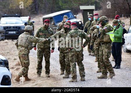 Der US-Armeekapt Quinton K. Brooks, dem 1. Bataillon zugeordneter Fallschirmjäger, 503. Infanterie-Regiment, 173. Luftbrigade, links, spricht mit Brig. General Miha Scurbinic, Kommandant der slowenischen Streitkräfte, rechts, während der Übung Eagle Sokol 21 auf dem Pocek-Gebirge in Postonja, Slowenien, 18. März 2021 unter Covid-19-Präventionsbedingungen. Übung Eagle Sokol ist eine bilaterale Trainingsübung mit den slowenischen Streitkräften, die sich auf den schnellen Einsatz und die Zusammenlegung von Streitkräften und den Zusammenhalt der Teams mit Waffensysteme, Taktiken und Verfahren konzentriert. Übungen wie diese bilden die Grundlage für Teamarbeit und Re Stockfoto