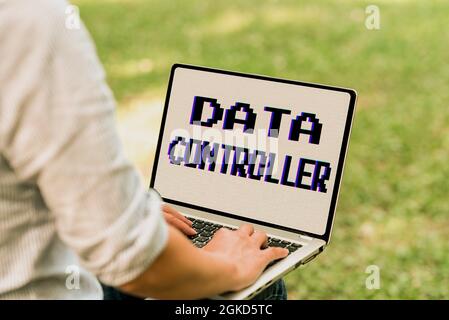 Inspiration mit Schild Data Controller. Geschäftskonzept Person, die die Zwecke der Daten für die Verarbeitung von Online-Jobs und die Remote-Arbeit bestimmt Stockfoto